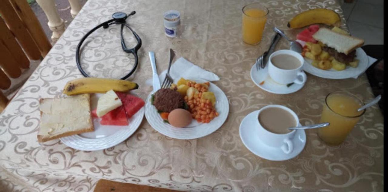 Kayegi Hotel 엠발레 외부 사진